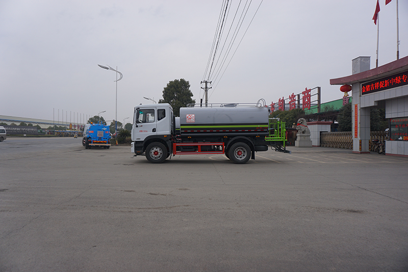 中潔牌XZL5180GSS6型多利卡灑水車(chē)