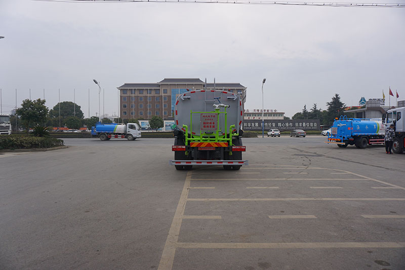 中潔牌XZL5180GSS6型多利卡灑水車(chē)